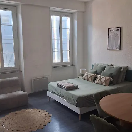 A 50 Pas De La Cite Апартаменты